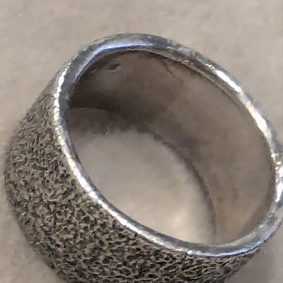 Hammered sterling silver ring handcrafted in Italy. Size 6, 10 mm wide - Picture 5 of 8